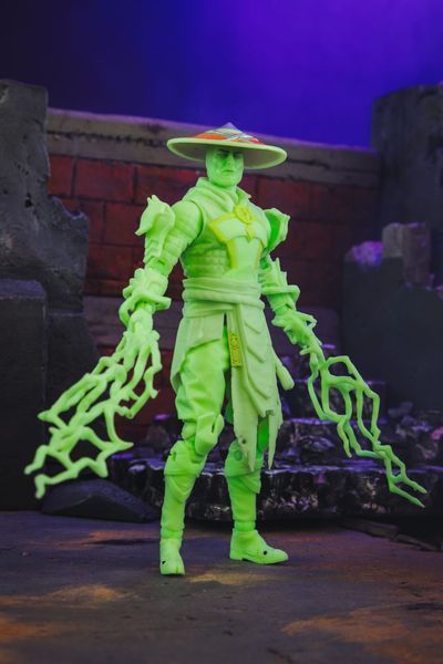 Коллекционная фигурка McFarlane Toys Mortal Kombat Glow in the Dark Edition &mdash; Raiden Gold Label 18 см MCF11096 фото