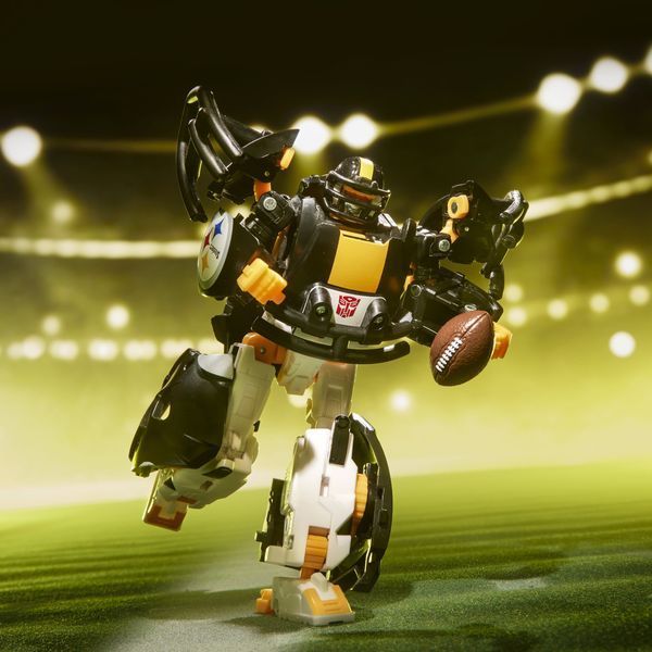 Фігурка Hasbro Transformers x NFL &mdash; Pittsburgh Steelers: Steelsmash (14 см) HASG2334 фото