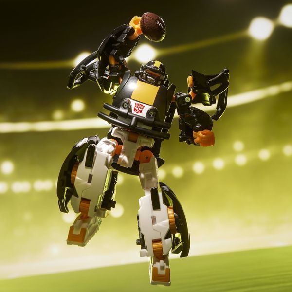 Фігурка Hasbro Transformers x NFL &mdash; Pittsburgh Steelers: Steelsmash (14 см) HASG2334 фото